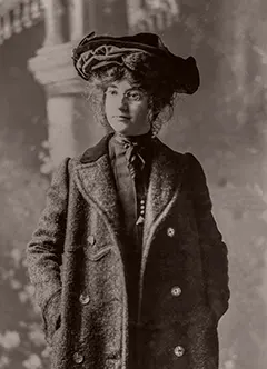 Retusz zdjęć, koloryzacja starych fotografii. Kobieta w płaszczu i kapeluszu